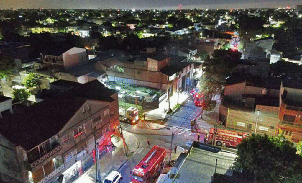 Vista aérea del cruce de las calles Olavarría y Cocchiararo, en la localidad de Caseros, municipio de Tres de Febrero, en el momento en que más de 12 dotaciones de bomberos trabajan para controlar y extinguir el incendio que afectó a un supermercado chino. Foto: Edgardo Onischuk/MiPeriódico.